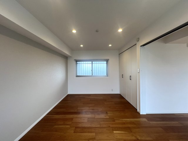 横浜の象徴、マリンタワーやベイブリッジも望める！単身者におススメな1LDK☆を2,000万円以下で！な【リフォーム／アイビスハイツ山下公園】の洋室|使い勝手のいい洋室です