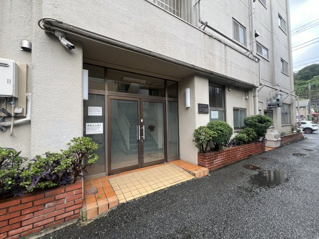 横浜の象徴、マリンタワーやベイブリッジも望める！単身者におススメな1LDK☆を2,000万円以下で！な【リフォーム／アイビスハイツ山下公園】のエントランス|建物の内部です