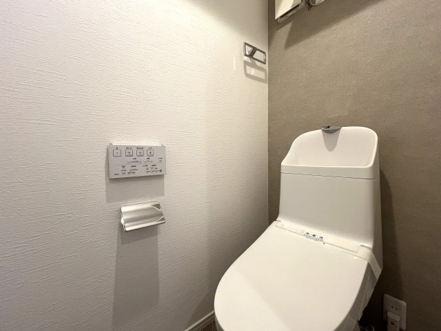 横浜の象徴、マリンタワーやベイブリッジも望める！単身者におススメな1LDK☆を2,000万円以下で！な【リフォーム／アイビスハイツ山下公園】のトイレ|落ち着いた色調のトイレです
