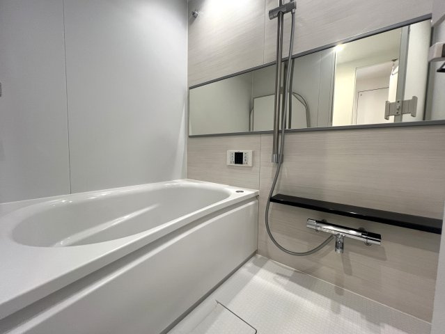 横浜の象徴、マリンタワーやベイブリッジも望める！単身者におススメな1LDK☆を2,000万円以下で！な【リフォーム／アイビスハイツ山下公園】の浴室|お風呂で日々の疲れを落としましょう