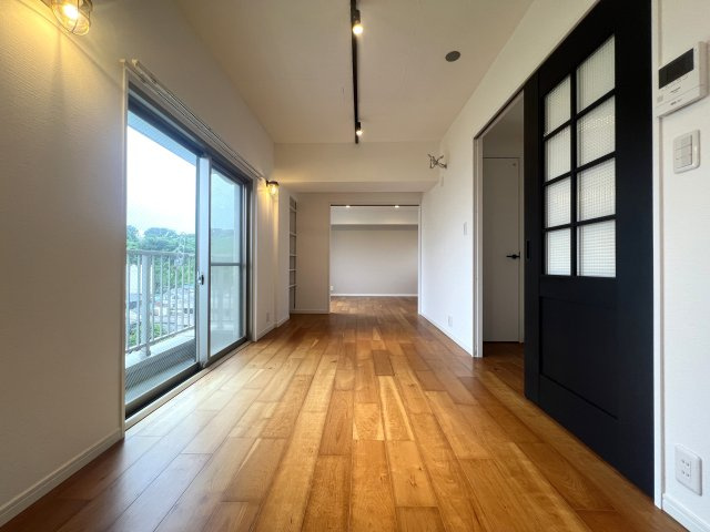 横浜の象徴、マリンタワーやベイブリッジも望める！単身者におススメな1LDK☆を2,000万円以下で！な【リフォーム／アイビスハイツ山下公園】の居間・リビング|こちらのリビングで趣味の時間をお楽しみください