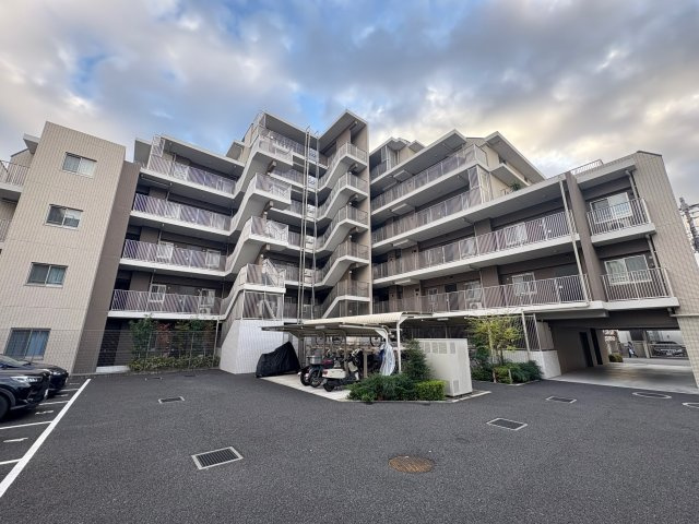 アンビシャス東岩槻の外観|街並みに調和する、上質でモダンなタイル張りデザイン