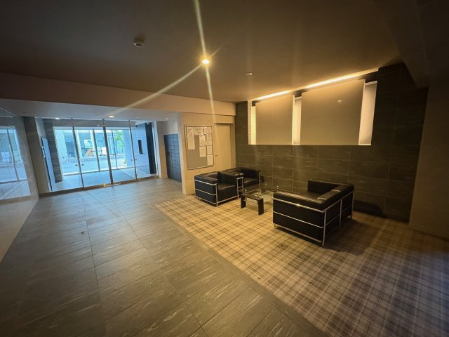 アンビシャス東岩槻のエントランス|モダンでシックなデザインのエントランスロビー
