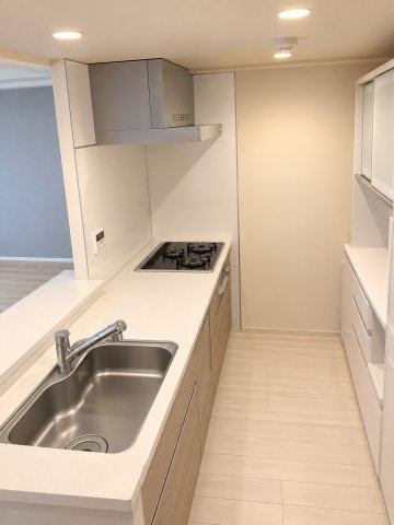 アンビシャス東岩槻のキッチン|作業スペースの広く使いやすいシステムキッチンです。
食洗器も付いていて便利です。※AI加工により空室に近い状態