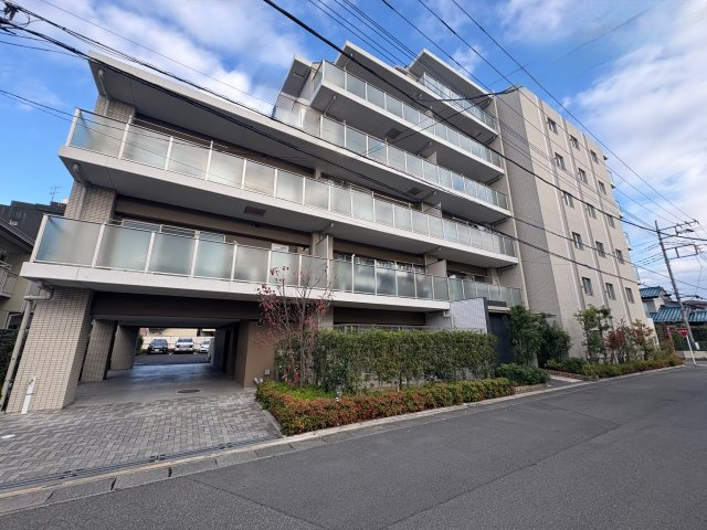 アンビシャス東岩槻の外観|ベージュを基調とした上質なタイル張りの外観デザインが、街並みに美しく映えます
