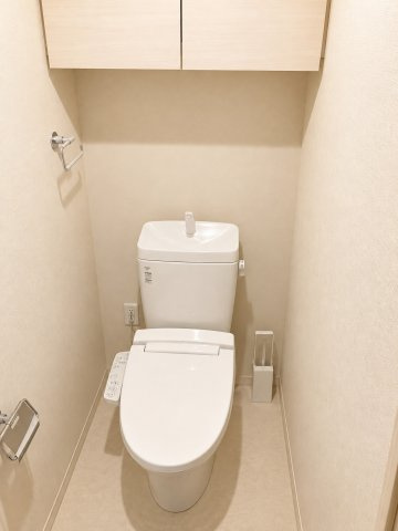 アンビシャス東岩槻のトイレ|上部に収納棚があり小物等しっかり隠せます。※AI加工により空室に近い状態