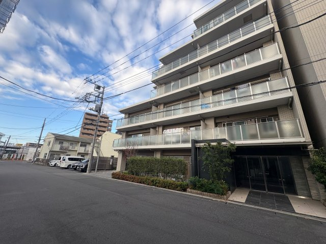 アンビシャス東岩槻の外観|駅至近の利便性を誇りながら、落ち着いた住環境に調和する端正な佇まい