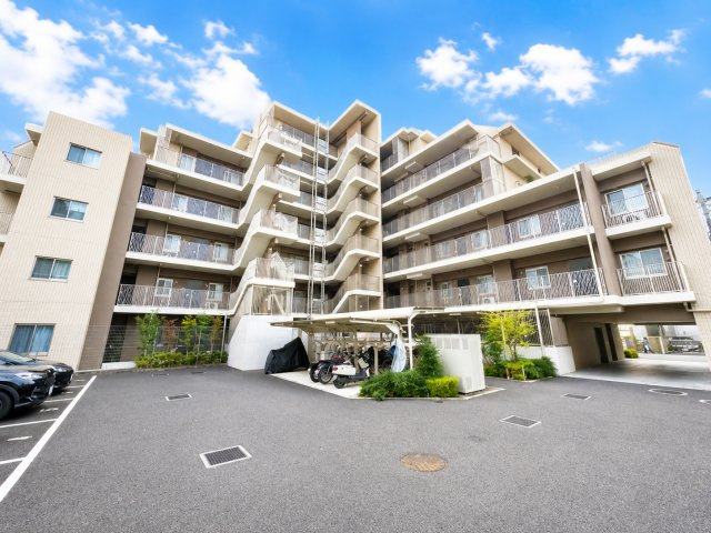アンビシャス東岩槻の外観|敷地内は広々としており、シンボル的な建物です