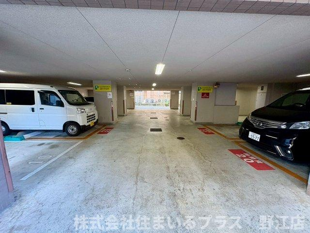 ウィスタリア京橋の駐車場
