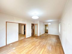 龍ケ崎市久保台2丁目　中古戸建の居間・リビング|【リフォーム中6/21更新】リビングの写真です。窓があるので明るい光が差し込みますね。天井壁クロス貼り替え、フローリング重ね張り、照明交換、他。