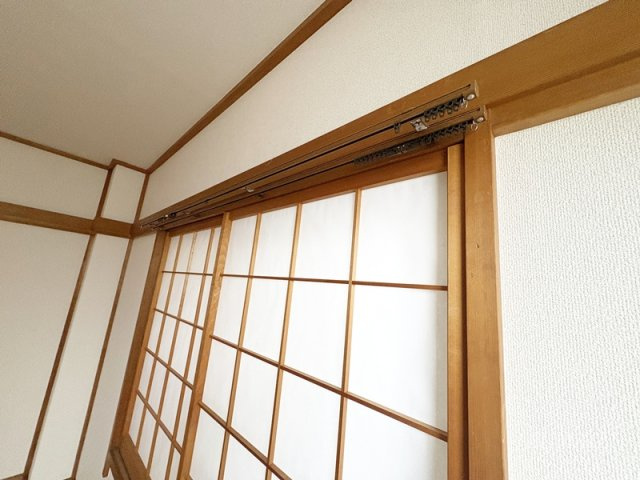 野口ビルの設備|窓に襖、カーテンレールあり☆