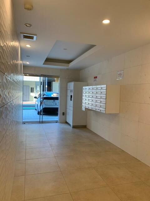 エストゥルース横濱吉野町のエントランス