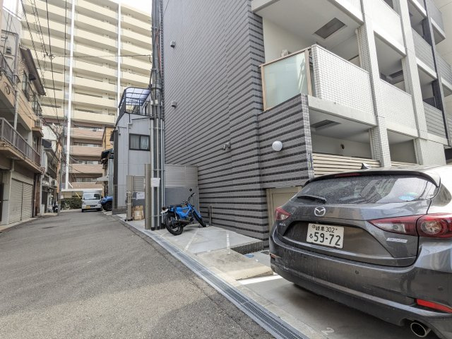 クレストタップ神戸湊町ノアールの駐車場