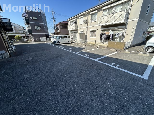 ロジュマンイズミF棟の駐車場