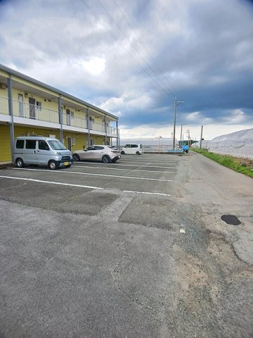 熊本市北区植木町平野のアパートの駐車場|駐車場があるので、車を買う予定の方も安心です