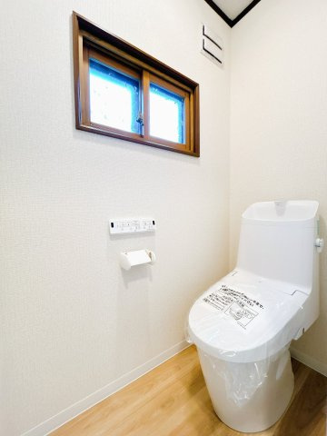 北見市広明町１９８番地８　中古売家のトイレ|【リフォーム済】新品のトイレに交換しました。トイレが交換されていると清潔で嬉しいですね。保温洗浄機能付きですので、冬場も温かいトイレで安心できそうですね。