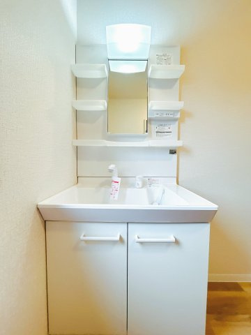 北見市広明町１９８番地８　中古売家の独立洗面台|【リフォーム済】洗面化粧台は新品に交換しました。収納スペースもついているため整髪料などの小物も取り出しやすいです。準備が大変な朝でも、気持ちよく準備ができそうですね。