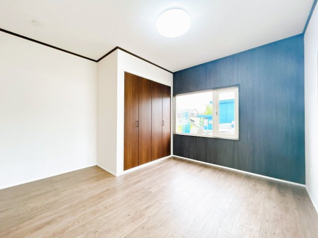北見市広明町１９８番地８　中古売家の洋室|【リフォーム済】1階7帖洋室写真です。こちらの部屋は床を新しくフロア上張りして壁天井のクロスも貼替を行いました。暗めの色のアクセントクロスが特徴的ですね。