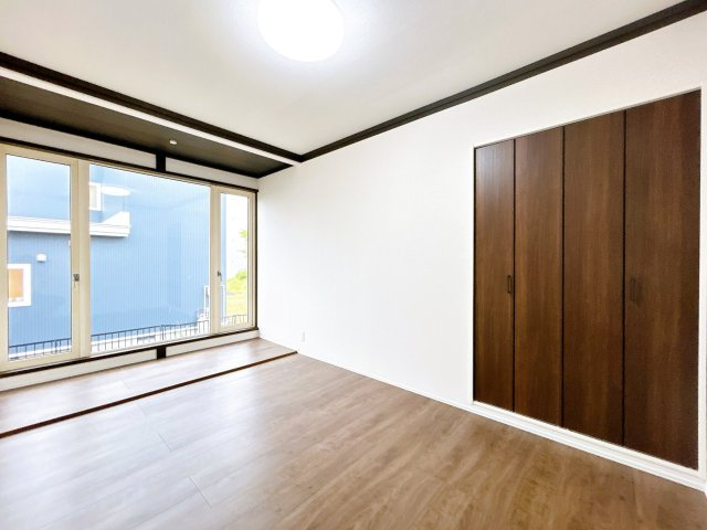 北見市広明町１９８番地８　中古売家|【リフォーム済】1階8帖洋室写真です。大きな南向きの窓から日差しが入る明るい洋室へと生まれ変わりました。既存収納スペースに、クローゼットを新品交換いたしました。