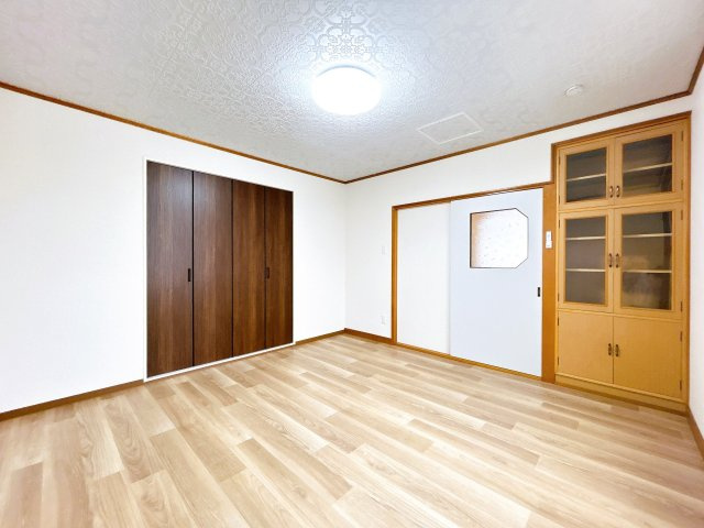北見市広明町１９８番地８　中古売家の洋室|【リフォーム済】2階西側洋室写真です。こちらの床はクッションフロアに張替いたしました。壁天井のクロスも貼替をして明るい雰囲気にいたしました。