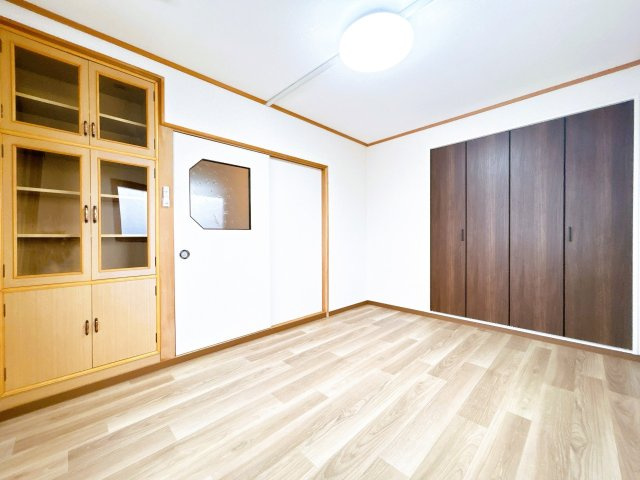 北見市広明町１９８番地８　中古売家の洋室|【リフォーム済】2階東側洋室別アングル写真です。クローゼットは新品に交換いたしました。クローゼットのほかにも物入があり、収納が充実しています。