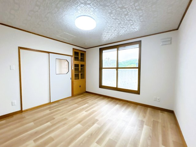 北見市広明町１９８番地８　中古売家の洋室|【リフォーム済】2階西側洋室別アングル写真です。クッションフロアを貼り、明るいお部屋となっています。子供部屋や寝室にいかがでしょうか？
