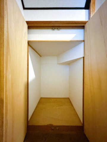北見市広明町１９８番地８　中古売家の収納|【リフォーム済】階段下収納写真です。クロスの貼替を行いました。玄関ホールに収納があれば掃除用具など、ちょっとした物を収納出来て便利ですね。