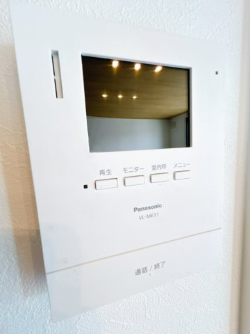 北見市広明町１９８番地８　中古売家のセキュリティ|【リフォーム済】リビングに設置しているテレビモニターホン写真です。こちらは録画機能も付いており留守中の画像も残りますので、誰が来客されたか記録も残り安心ですね。