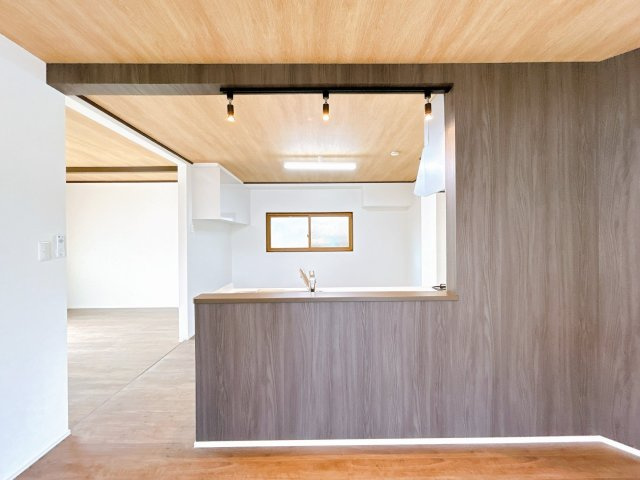 北見市広明町１９８番地８　中古売家のキッチン|【リフォーム済】対面キッチン写真です。ライティングレールのスポットライトは、ご自由に位置や数、向きを変えられるので、お好みのライティングが可能です。ご自身好みの空間にしてみてはいかがでしょうか。
