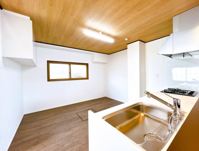 北見市広明町１９８番地８　中古売家のキッチン|【リフォーム済】キッチンスペースとなっております。食器棚収納も新設いたしました。スペースが広いと、冷蔵庫や食器棚などを置く場所を確保することができるので安心ですね。