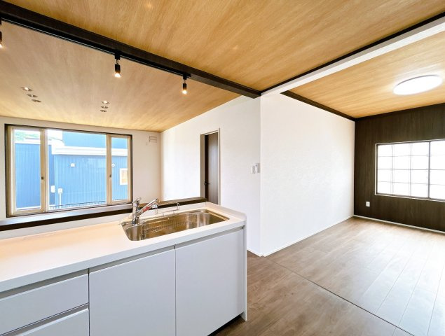 北見市広明町１９８番地８　中古売家の居間・リビング|【リフォーム済】キッチンから見たLDKです。出来上がったお料理をリビングにもダイニングにも運びやすくてうれしいですね。
