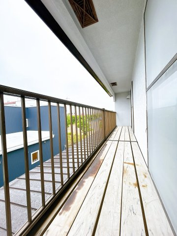 北見市広明町１９８番地８　中古売家のバルコニー|【リフォーム済】ベランダ写真です。2階2部屋からいけますので、洗濯物を干すにも最適ですね。