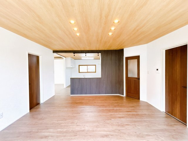 北見市広明町１９８番地８　中古売家の居間・リビング|【リフォーム済】リビング写真です。新しい床フロアを重張りし、壁、天井のクロスの貼替を行いました。対面キッチンに間取り変更し、アクセントクロスで落ち着いた印象のリビングに仕上がりました。