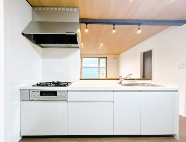 北見市広明町１９８番地８　中古売家のキッチン|【リフォーム済】キッチンはLIXIL製のI型のW2550サイズに新品交換致しました。新しいキッチンで新生活の料理など楽しめそうですね。