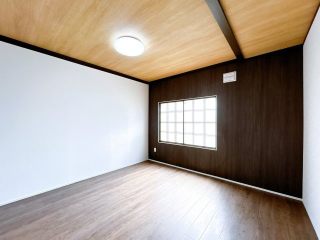 北見市広明町１９８番地８　中古売家の居間・リビング|【リフォーム済】キッチン奥のダイニングスペースです。アクセントクロスが特徴の明るいお部屋に仕上がりました。お食事などはリビングと離れて、こちらのお部屋でいかがでしょうか？