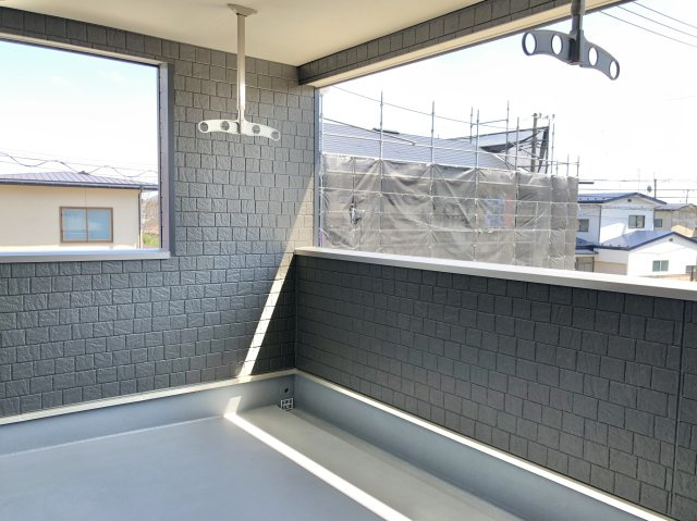 【新築戸建て】秋田市東通明田のバルコニー|※写真は完成イメージです。
開放感あふれるバルコニー、コンセント完備でアウトドアの楽しみ方が広がります♪