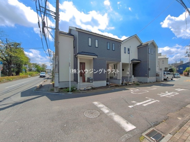 仲介手数料無料　ハートフルタウン所沢弥生町２期　B号棟の前面道路含む現地写真