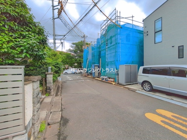 仲介手数料無料　ハートフルタウン所沢弥生町２期　A号棟の前面道路含む現地写真