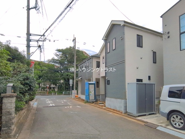 仲介手数料無料　ハートフルタウン所沢弥生町２期　B号棟の前面道路含む現地写真