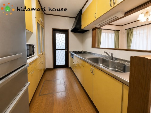鴻巣市箕田　中古二世帯住宅のキッチン|写真をAI加工しております。