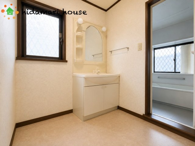 鴻巣市箕田　中古二世帯住宅の脱衣所|写真をAI加工しております。