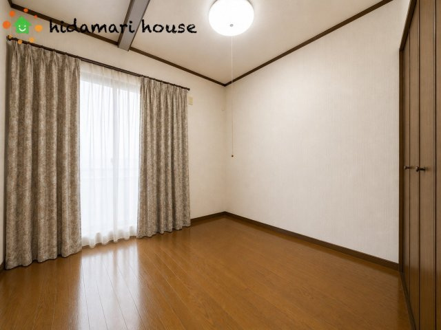 鴻巣市箕田　中古二世帯住宅の洋室|写真をAI加工しております。