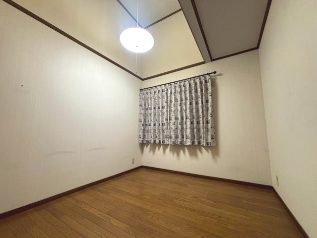 鴻巣市箕田　中古二世帯住宅の洋室