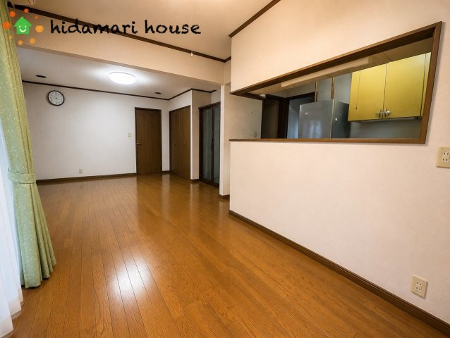 鴻巣市箕田　中古二世帯住宅の居間・リビング|写真をAI加工しております。