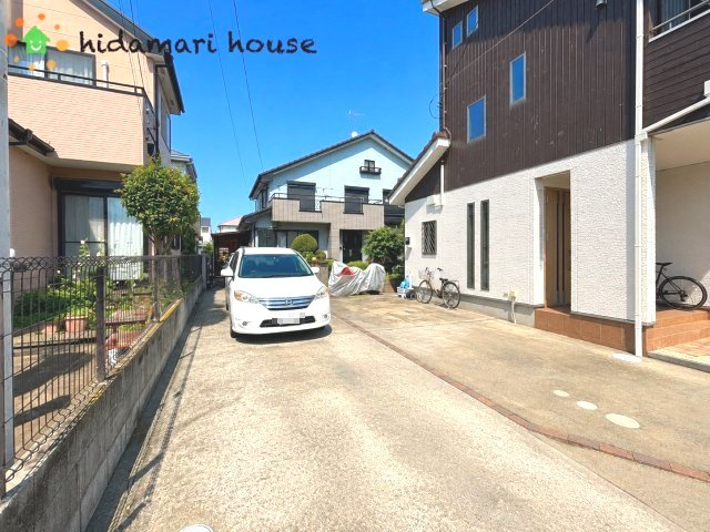 鴻巣市箕田　中古二世帯住宅の駐車場|写真をAI加工しております。