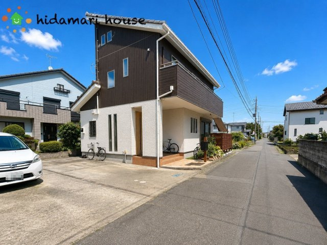 鴻巣市箕田　中古二世帯住宅の前面道路含む現地写真|写真をAI加工しております。