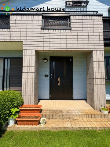 鴻巣市箕田　中古二世帯住宅の玄関|写真をAI加工しております。