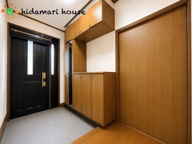 鴻巣市箕田　中古二世帯住宅の玄関|写真をAI加工しております。