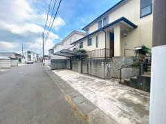龍ケ崎市平台1丁目　中古戸建の前面道路含む現地写真|【リフォーム中6/5更新】駐車場写真。大きい車も駐車可能です。