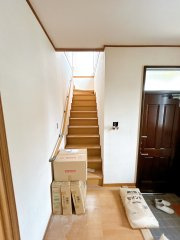 龍ケ崎市平台1丁目　中古戸建のその他|【リフォーム中6/5更新】玄関内部写真。2階に続く階段です。お子さまやご高齢の方に配慮して手すりを設置。事故の起こりやすい階段の昇降を、より安全にできるように最大限配慮します。